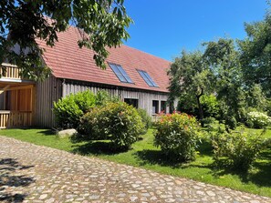 Property grounds - Elegant vacation apartment with large garden and private sauna (Groß Niendorf)