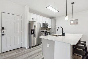 Geladeira, micro-ondas, fogão, cooktop