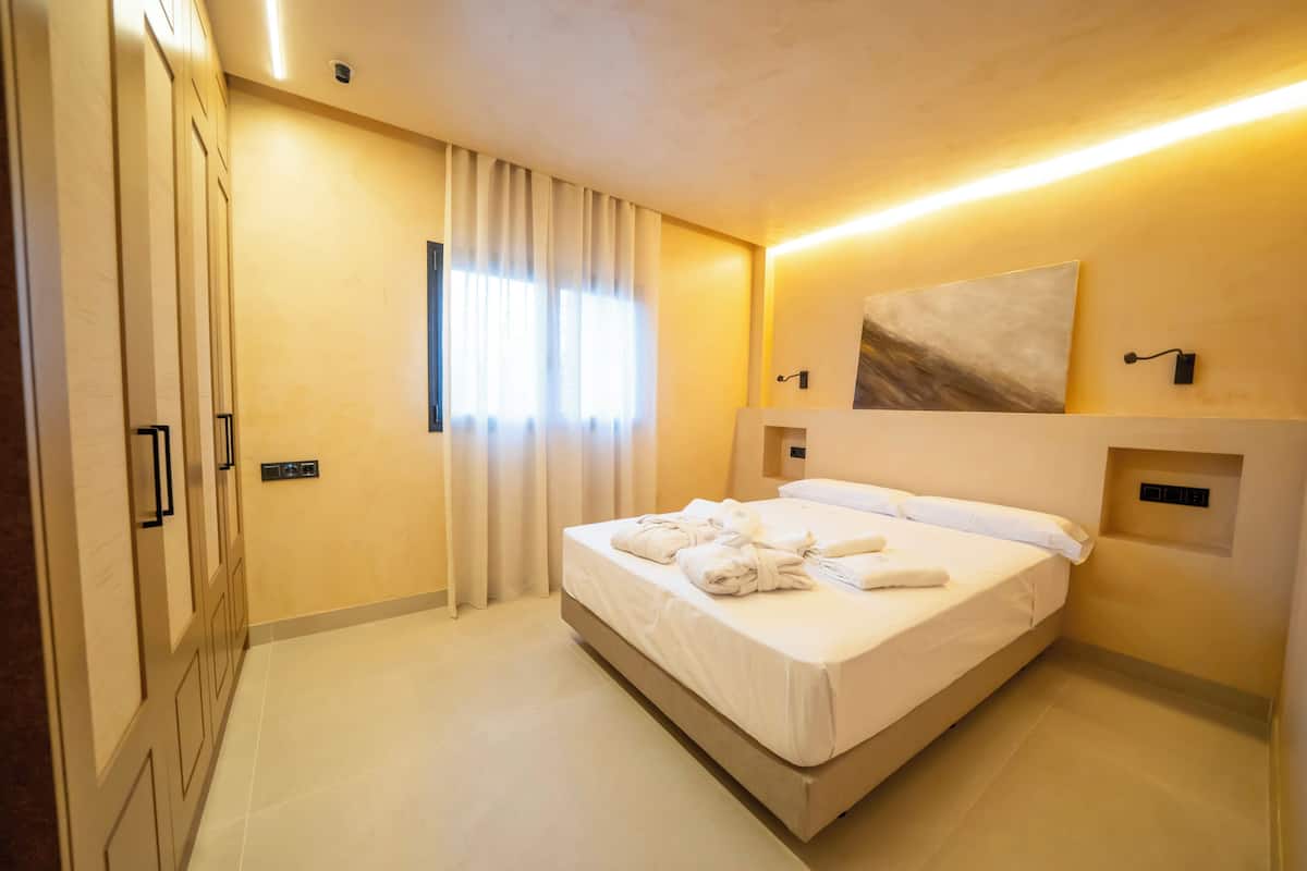 Suíte superior, vista para a piscina | Cofres nos quartos, escrivaninha, espaço de trabalho para notebook