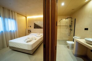 Suíte superior, vista para a piscina | Cofres nos quartos, escrivaninha, espaço de trabalho para notebook