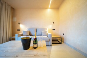 Suíte superior, vista para a piscina | Cofres nos quartos, escrivaninha, espaço de trabalho para notebook