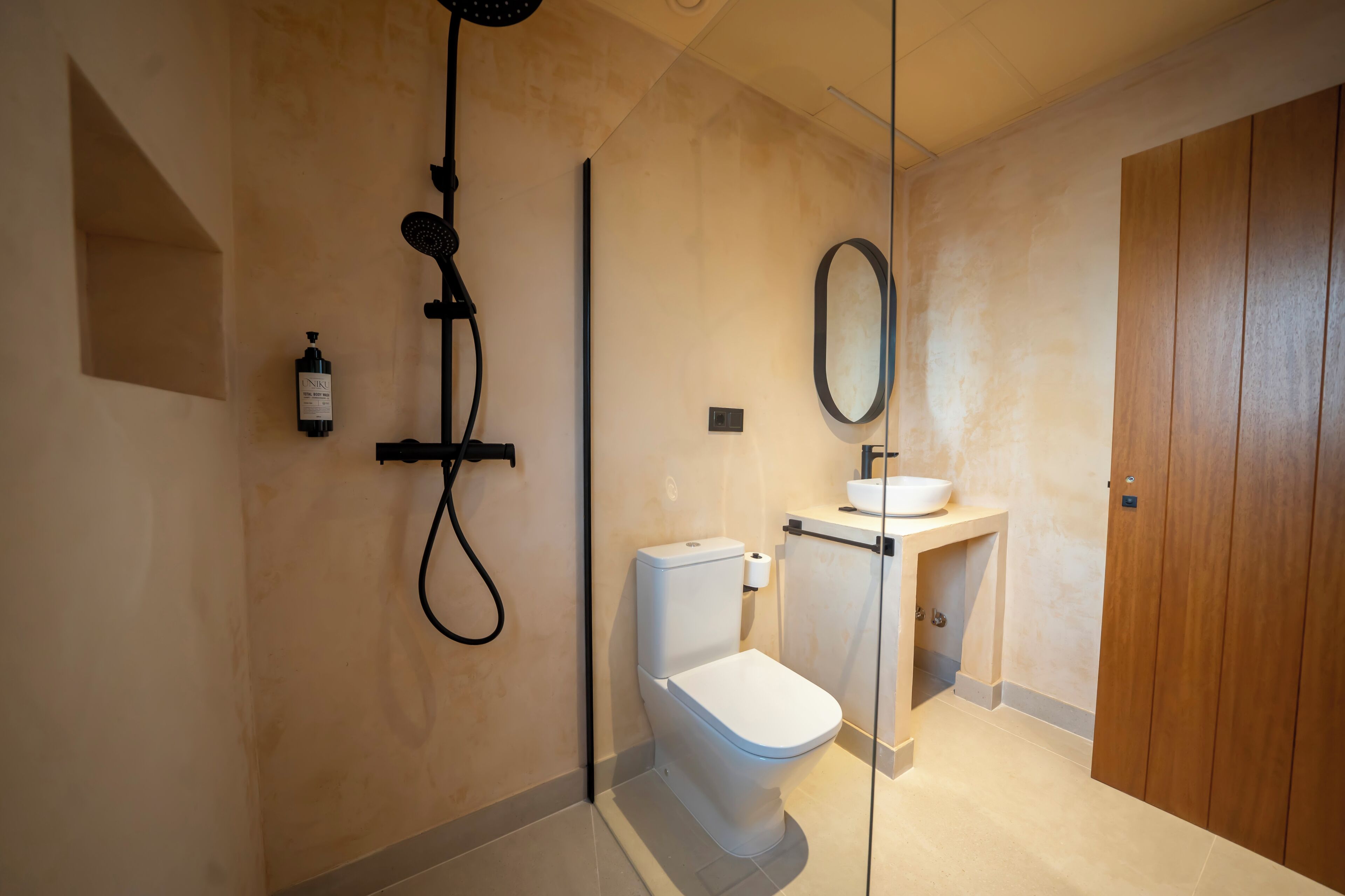 Suite superior, vistas a la piscina | Caja fuerte, escritorio, espacio para trabajar con un portátil