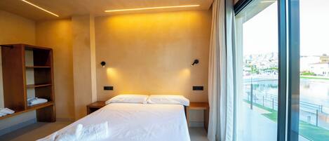 Caja de seguridad en la habitación y escritorio