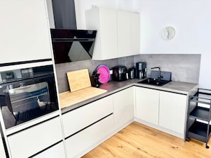Fridge, oven, stovetop, dishwasher