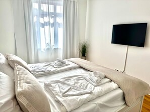 2 bedrooms, iron/ironing board, bed sheets