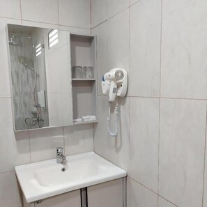 Deluxe-dobbeltværelse - 1 kingsize-seng - udsigt til pool | Badeværelse