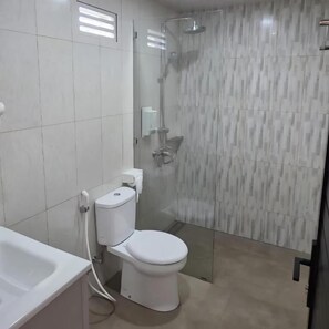 Deluxe-Doppelzimmer, 1 King-Bett, Poolblick | Badezimmer