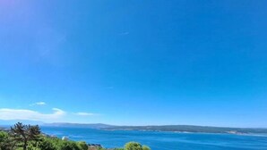 Paesaggio costiero con cielo sereno e vista sul mare.