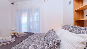 Iron/ironing board, free WiFi, bed sheets