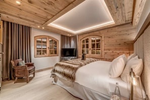 6 bedrooms, desk, iron/ironing board, WiFi