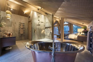 6 bedrooms, desk, iron/ironing board, WiFi