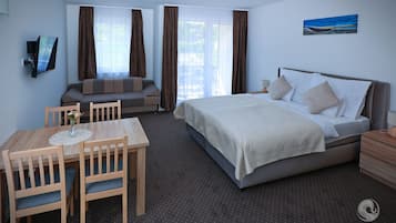 Standaard appartement, balkon, uitzicht op bergen | Een kluis op de kamer, verduisterende gordijnen, geluiddichte muren