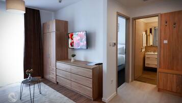 Appartement Panoramique, terrasse, vue montagne | Coffres-forts dans les chambres, rideaux occultants