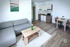 Apartamento superior, sacada, vista para o jardim | Área de estar
