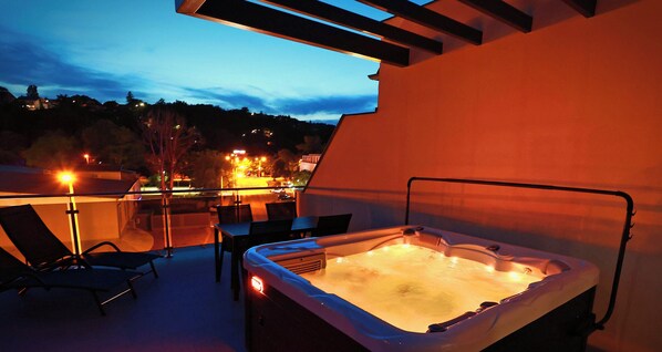 Luxe appartement, bubbelbad, uitzicht op bergen | Terras