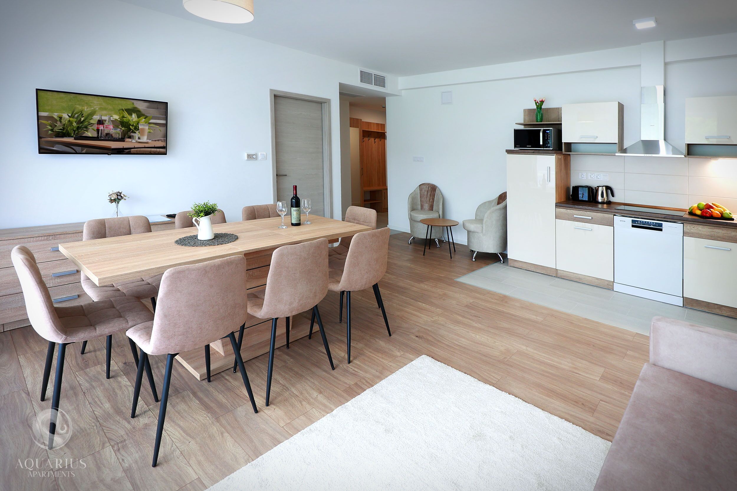 Una cocina moderna con armarios blancos, microondas y cafetera.