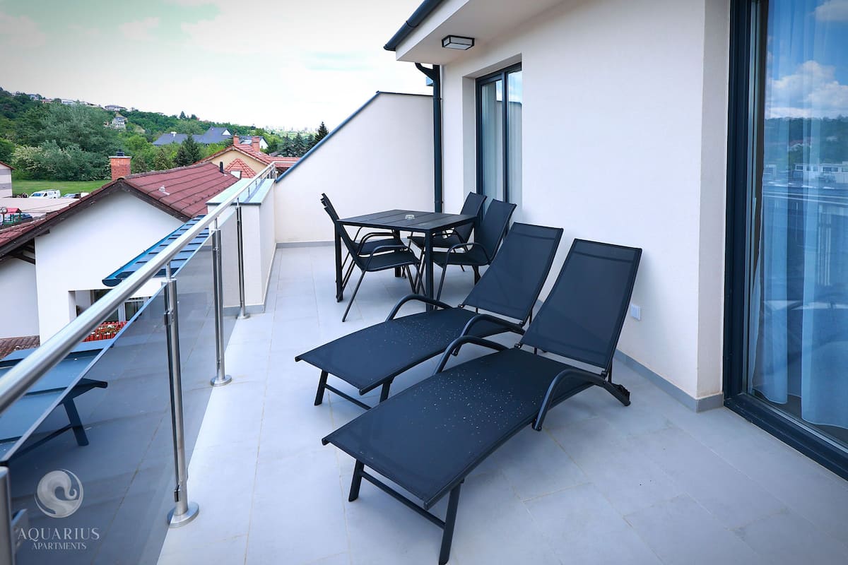 Appartement Panoramique, terrasse, vue montagne | Coffres-forts dans les chambres, rideaux occultants