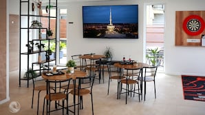Lobby-lounge