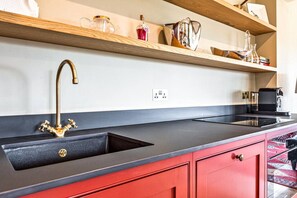 Geladeira, lava-louças, cafeteira/chaleira