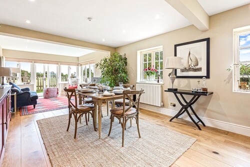 Fieldview Cottage with parking