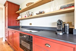 Fridge, dishwasher, coffee/tea maker, cookware/dishes/utensils - Fieldview Cottage with parking (Crocker End)