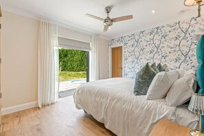 Free WiFi, bed sheets - The Wild Bloom with parking (Great Missenden)