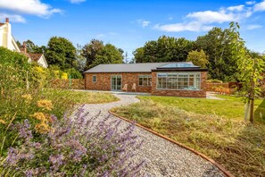 Exterior - The Wild Bloom with parking (Great Missenden)