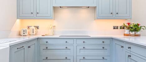 Réfrigérateur, micro-ondes, four, lave-vaisselle