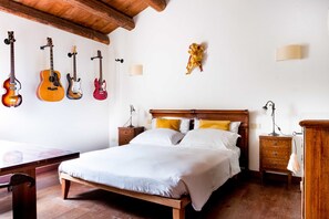 5 slaapkamers, een strijkplank/strijkijzer, internet, beddengoed