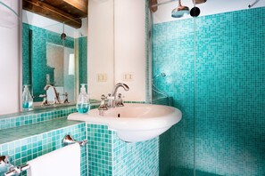 Shower, hair dryer, bidet, towels - Oasi Dolce Vita house surrounded by greenery with swimming pool, tennis and panoramic view (Lozzo Atestino)