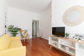 TV - Charming 105 sqm apartment, accommodating up to 5 people, located on the first floor of a building with an elevator (NOT wheelchair accessible).The property is located in the Risorgimento district, a well-served residential area just steps from Milan's c (Milan)