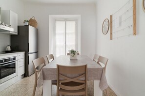Kjøleskap, mikrobølgeovn, oppvaskmaskin og ismaskin
