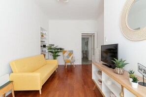 TV - Charming 105 sqm apartment, accommodating up to 5 people, located on the first floor of a building with an elevator (NOT wheelchair accessible).The property is located in the Risorgimento district, a well-served residential area just steps from Milan's c (Milan)