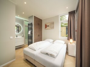 2 bedrooms, travel cot, free WiFi, bed sheets