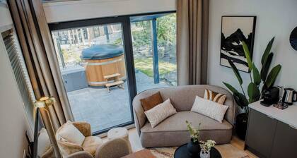 Experience luxury and nature in the Reeëndal Lodge with hot tub in the Veluwe! With 1 bedroom and 1 sleeping loft, a fully equipped kitchen, and air conditioning.