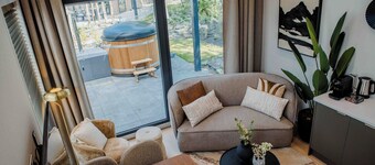 Experience luxury and nature in the Reeëndal Lodge with hot tub in the Veluwe! With 1 bedroom and 1 sleeping loft, a fully equipped kitchen, and air conditioning.