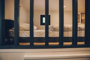 Travel cot, free WiFi, bed sheets