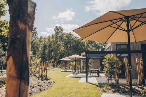 Experience luxury and nature in the Reeëndal Lodge on the Veluwe! With 1 bedroom and 1 sleeping loft and a fully equipped kitchen and air conditioning.