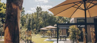 Experience luxury and nature in the Reeëndal Lodge on the Veluwe! With 1 bedroom and 1 sleeping loft and a fully equipped kitchen and air conditioning.