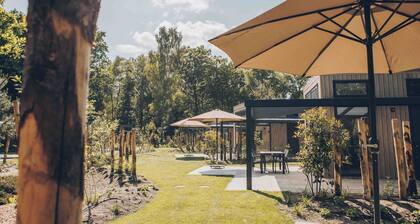 Experience luxury and nature in the Reeëndal Lodge on the Veluwe! With 1 bedroom and 1 sleeping loft and a fully equipped kitchen and air conditioning.