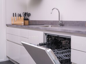 Micro-ondes, lave-vaisselle, tables à manger
