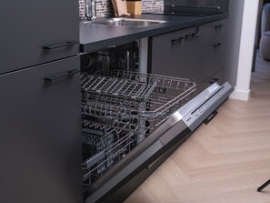 Mikrowelle, Geschirrspüler, Esstisch