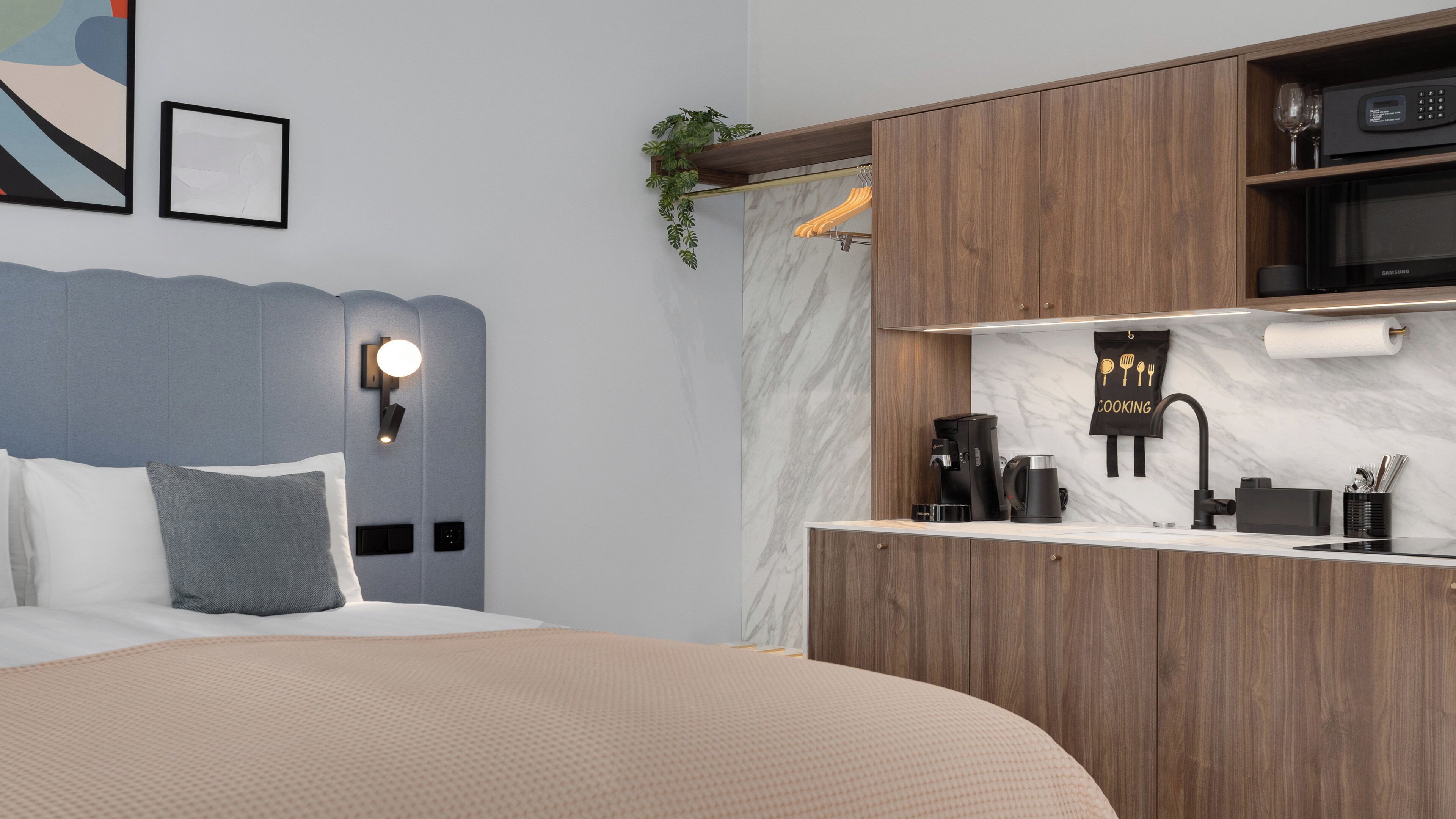 In-room safe, laptop workspace, blackout drapes, iron/ironing board