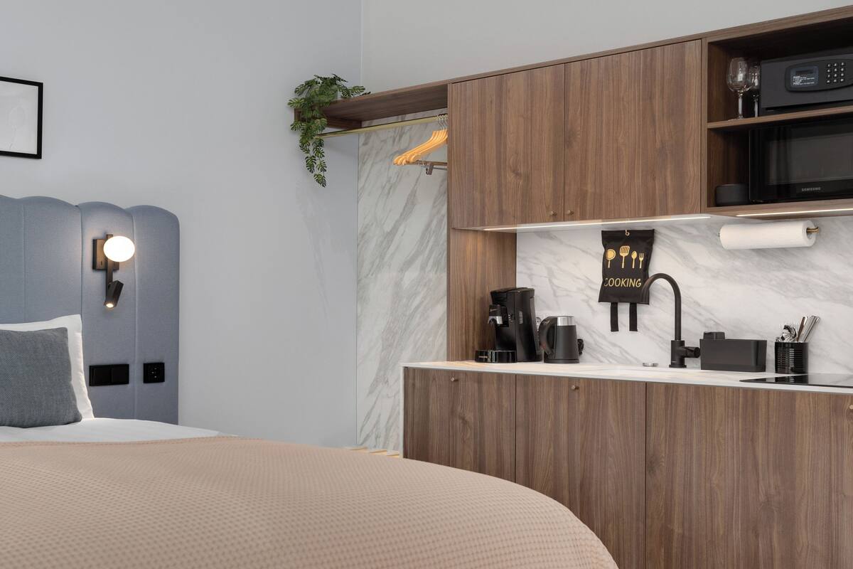 In-room safe, laptop workspace, blackout drapes, iron/ironing board