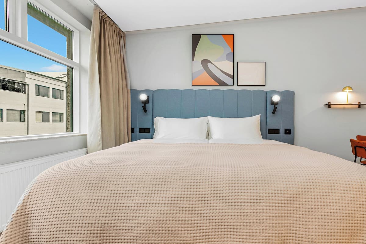 Blackout drapes, free WiFi, bed sheets