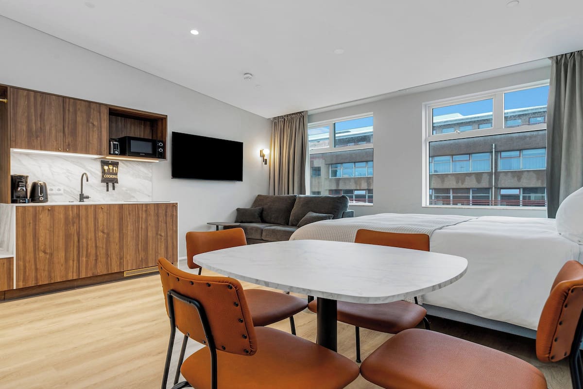 Studio, 1 Queen Bed with Sofa bed, Kitchen | In-room safe, laptop workspace, blackout drapes, iron/ironing board