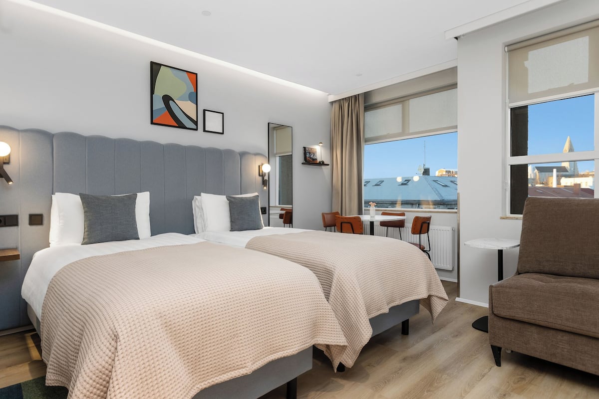 Estudio, varias camas, cocina | Caja de seguridad en la habitación y espacio para trabajar con laptop