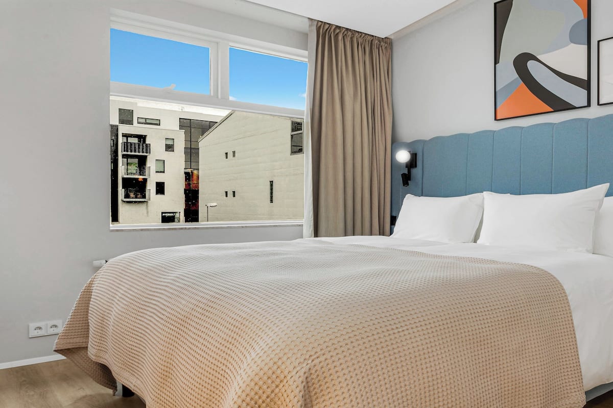 Blackout drapes, free WiFi, bed sheets