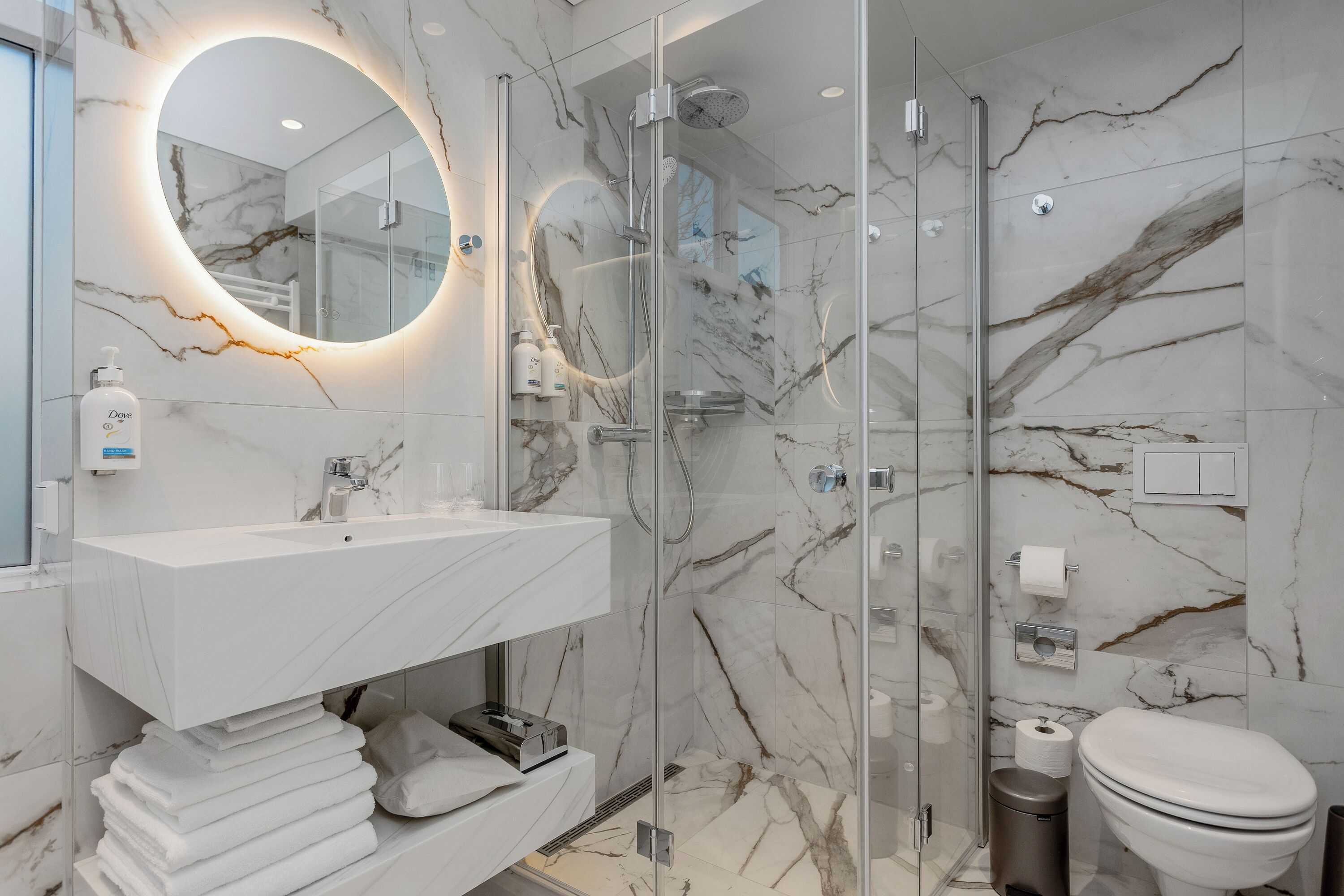 Twin Studio with Sofa Bed and Bathtub | Bathroom