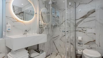Twin Studio with Sofa Bed and Bathtub | Bathroom | Shower, hair dryer, towels, soap